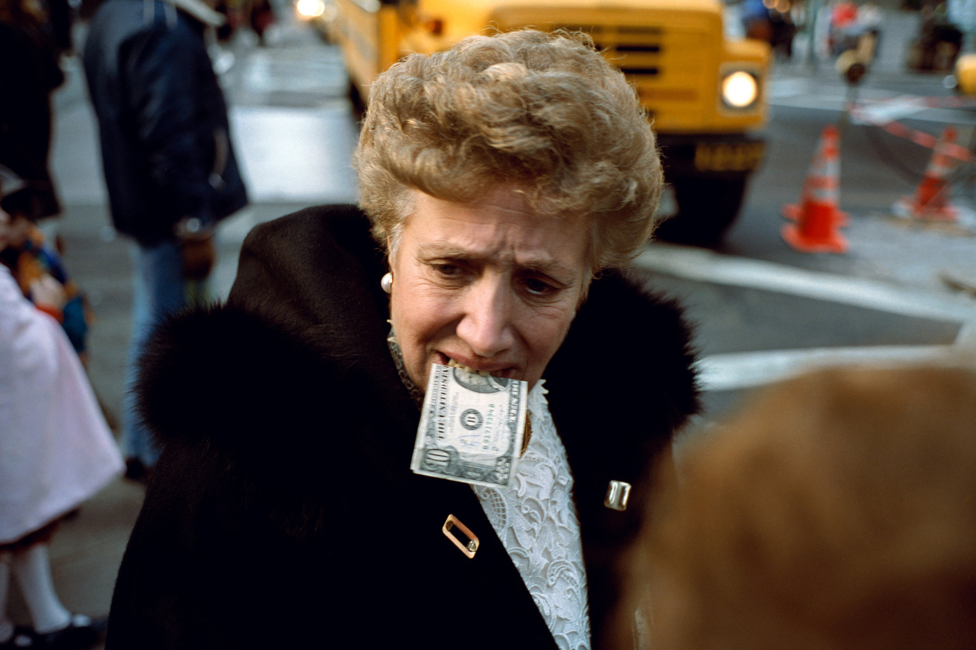 Street Photography Motif #01: Money In Mouth